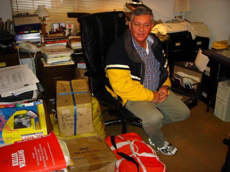 2005/02(Feb)/01(MardiGras)/800x600_2005-02-03-Bead-Prep-01.JPG
