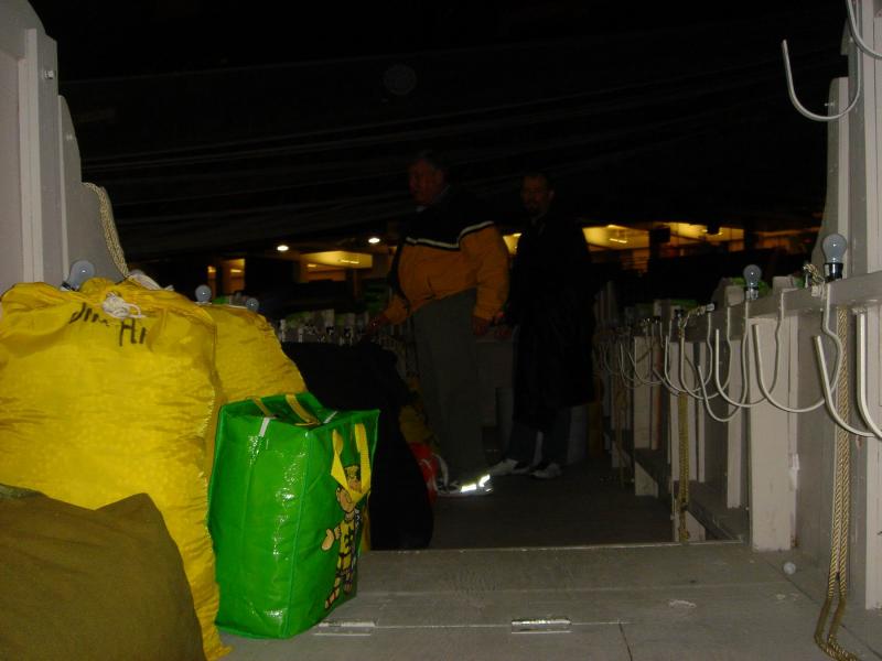 2005/02(Feb)/01(MardiGras)/800x600_2005-02-03-Bead-Prep-07.JPG