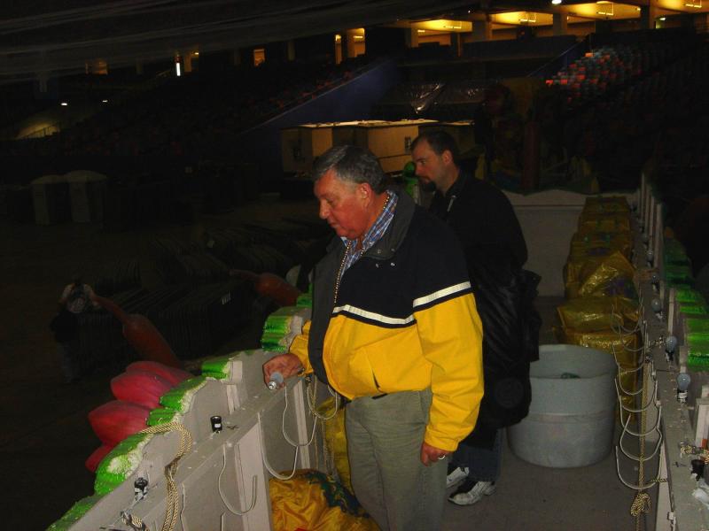 2005/02(Feb)/01(MardiGras)/800x600_2005-02-03-Bead-Prep-08.JPG