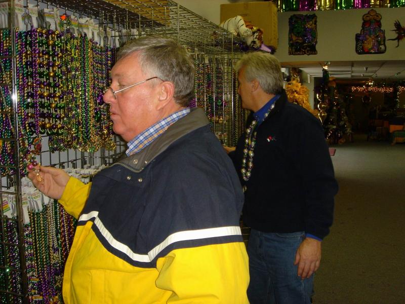 2005/02(Feb)/01(MardiGras)/800x600_2005-02-03-Bead-Prep-11.JPG