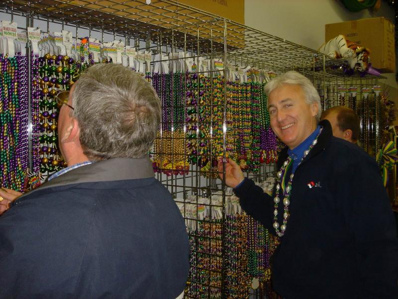 2005/02(Feb)/01(MardiGras)/800x600_2005-02-03-Bead-Prep-12.JPG