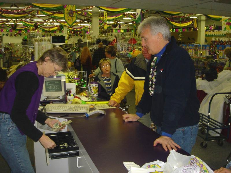 2005/02(Feb)/01(MardiGras)/800x600_2005-02-03-Bead-Prep-13.JPG