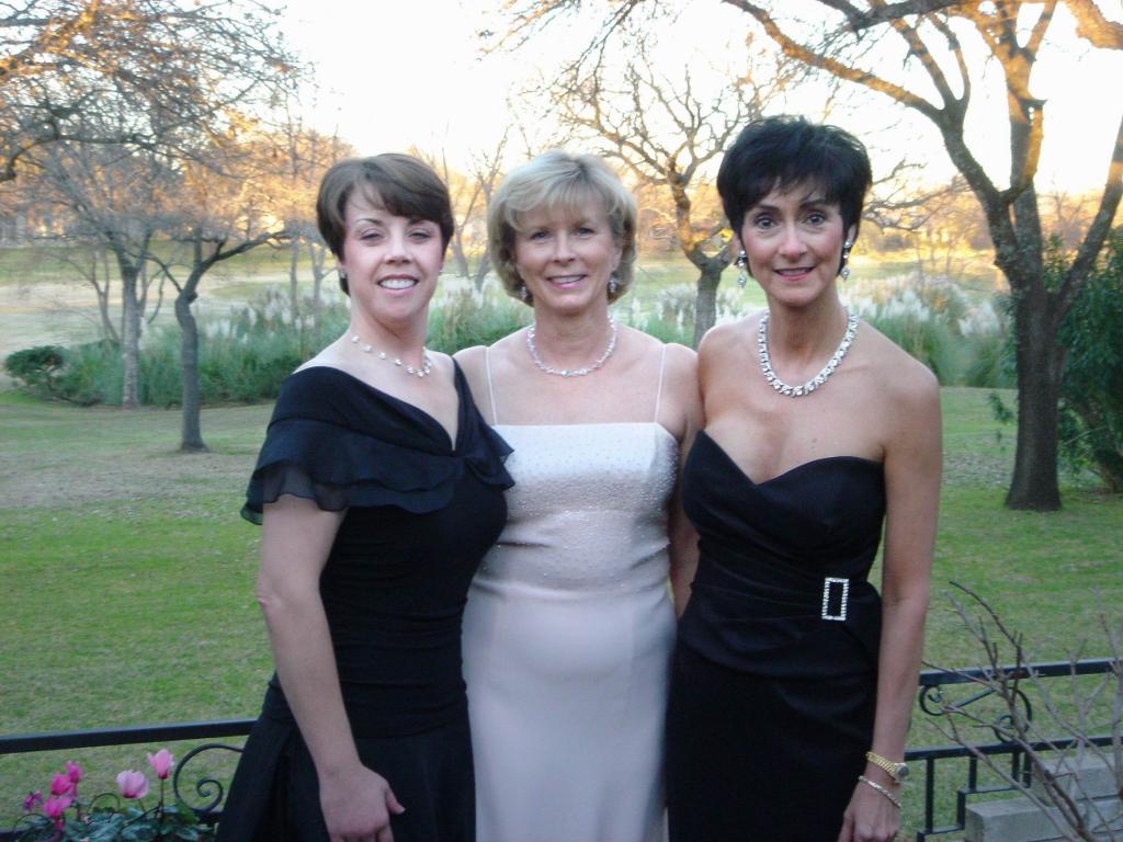 2005/02(Feb)/05(ValentinesBall)/1024x768_2005-02-14-ValentinesBall-07.JPG