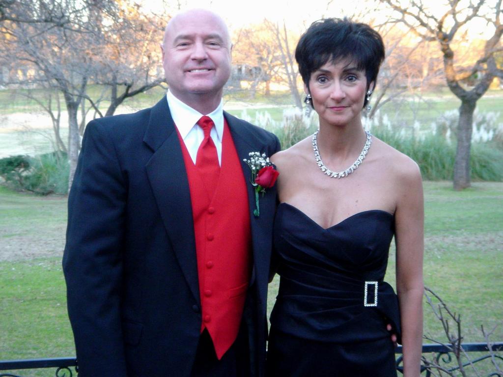 2005/02(Feb)/05(ValentinesBall)/1024x768_2005-02-14-ValentinesBall-08.JPG
