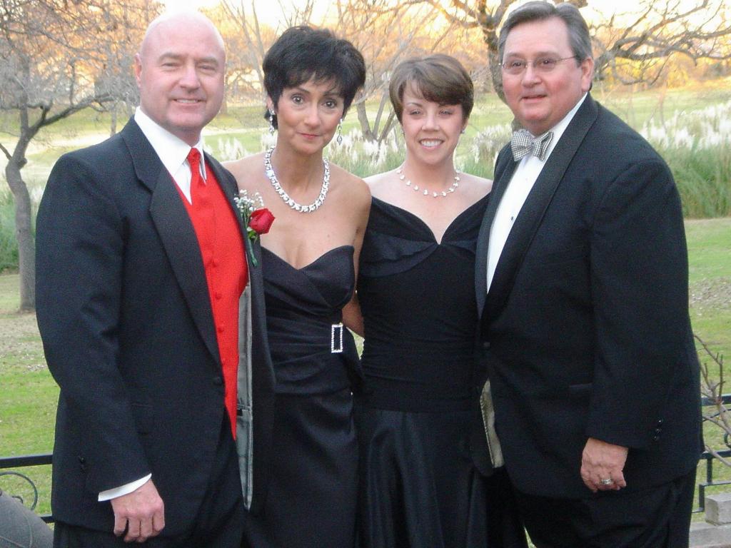 2005/02(Feb)/05(ValentinesBall)/1024x768_2005-02-14-ValentinesBall-15.JPG