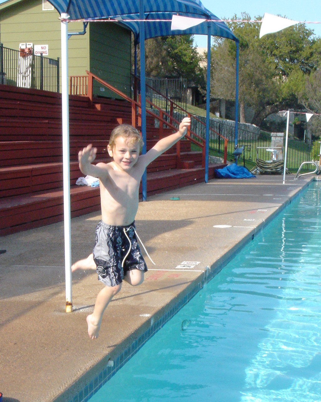 2005/04(April)/01(Vale-Kyla)/1024x768_2005-04-09-swimming-1.JPG