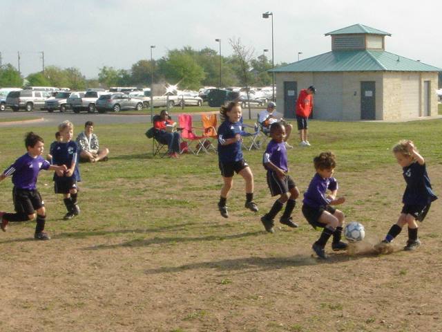2005/04(April)/01(Vale-Kyla)/640x480_2005-04-09-Soccer-3.JPG