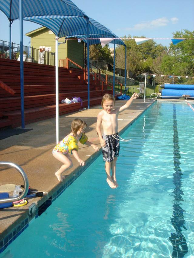2005/04(April)/01(Vale-Kyla)/640x480_2005-04-09-swimming-3.JPG