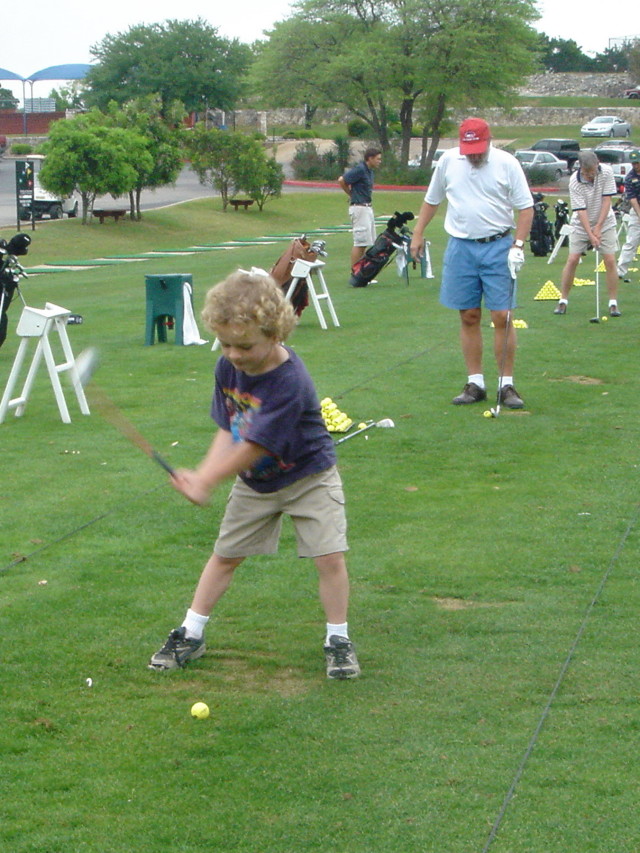 2005/04(April)/01(Vale-Kyla)/640x480_2005-04-10-3-golfing-2.JPG