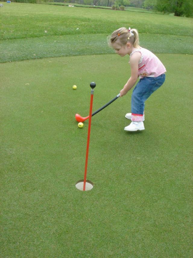 2005/04(April)/01(Vale-Kyla)/640x480_2005-04-10-8-golfing-7.JPG
