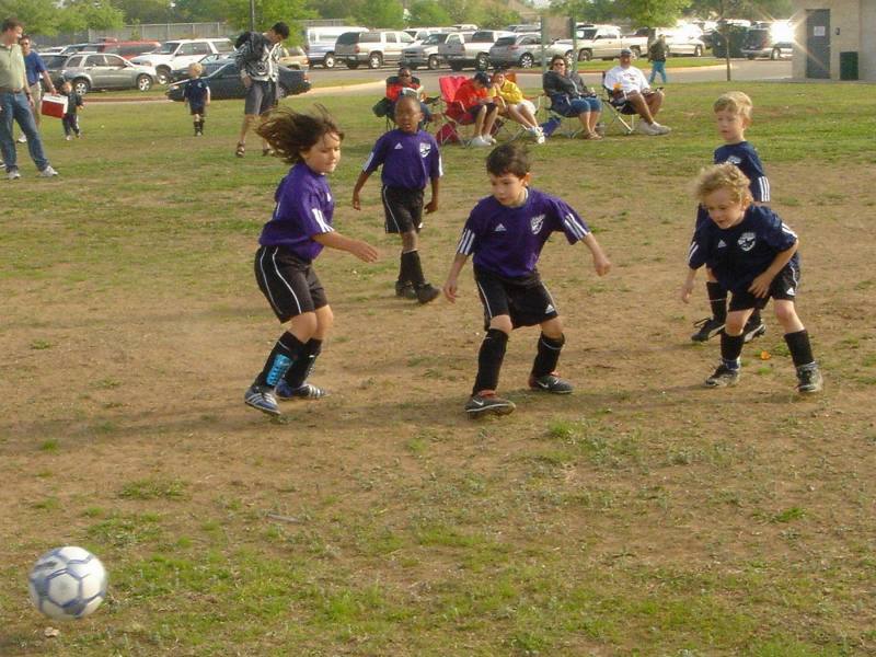 2005/04(April)/01(Vale-Kyla)/800x600_2005-04-09-Soccer-0.JPG