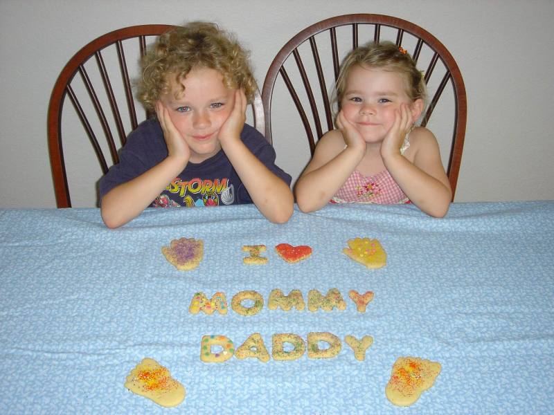 2005/04(April)/01(Vale-Kyla)/800x600_2005-04-10-92cookies-2.JPG