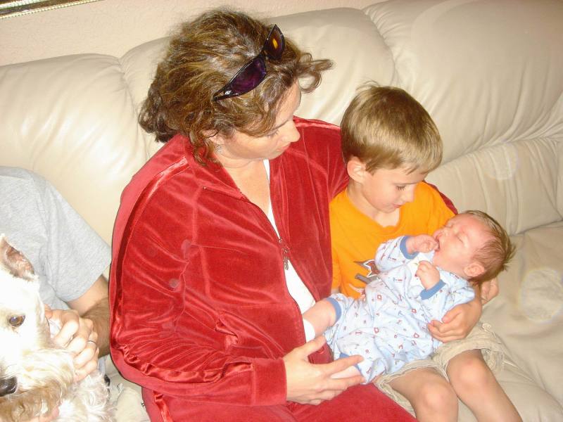 2005/04(April)/Joshs-BD/800x600_2005-04-24-Susie-Chance-Ian.JPG