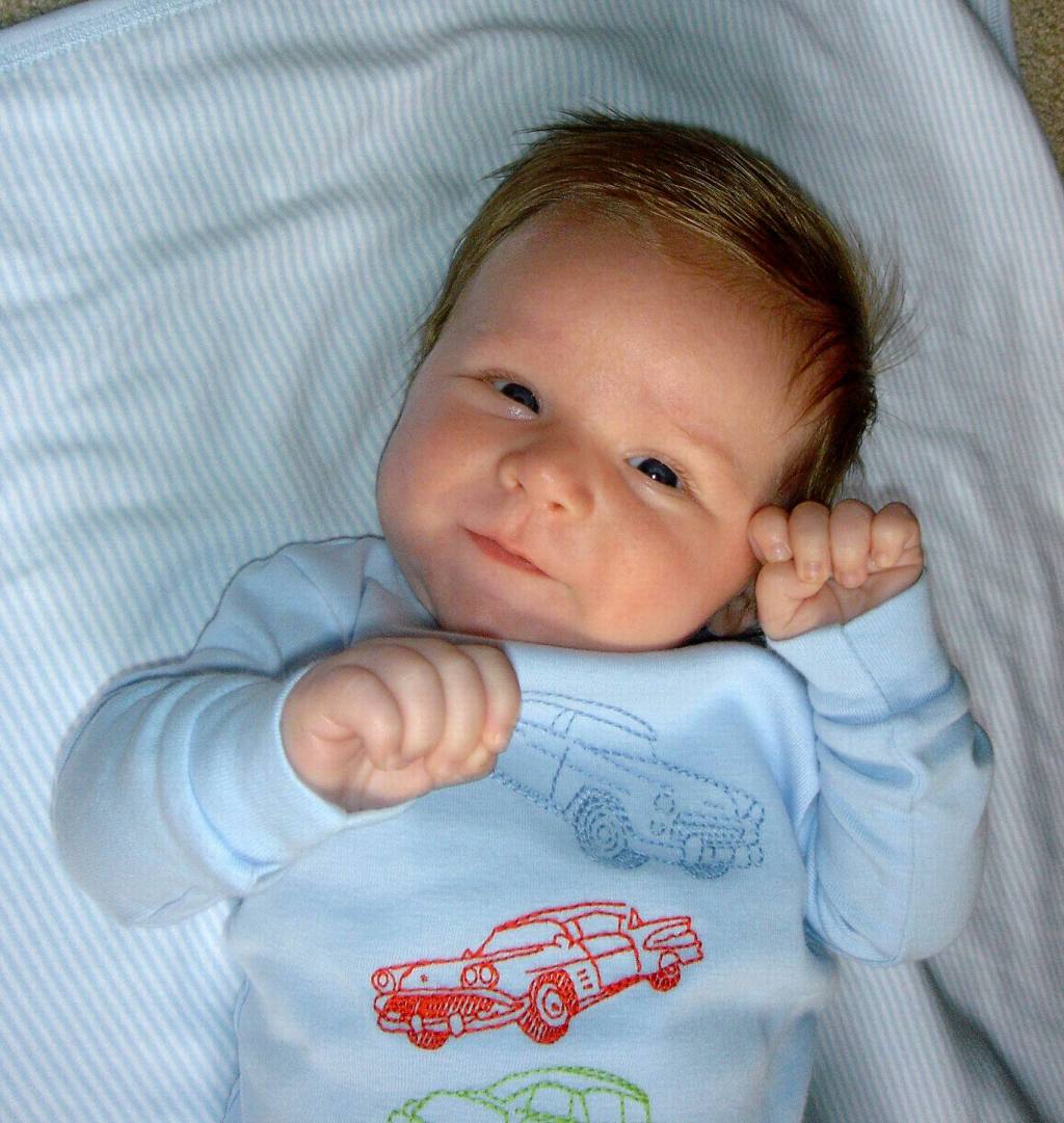 2005/05(May)/01(Ian)/1024x768_2005-05-02-Ian-Visits-Grandma-01.JPG