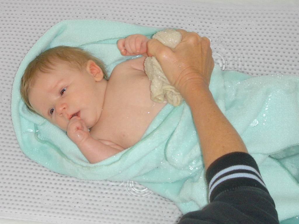 2005/05(May)/01(Ian)/1024x768_2005-05-02-Ian-Visits-Grandma-03.JPG