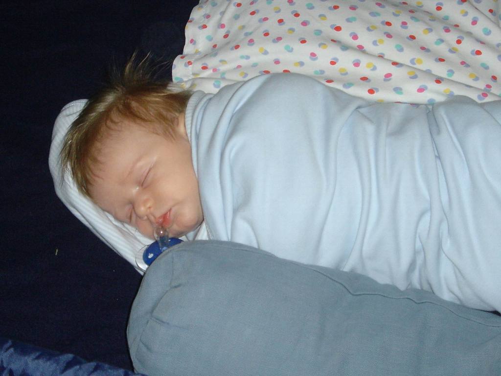 2005/05(May)/01(Ian)/1024x768_2005-05-02-Ian-Visits-Grandma-13.JPG
