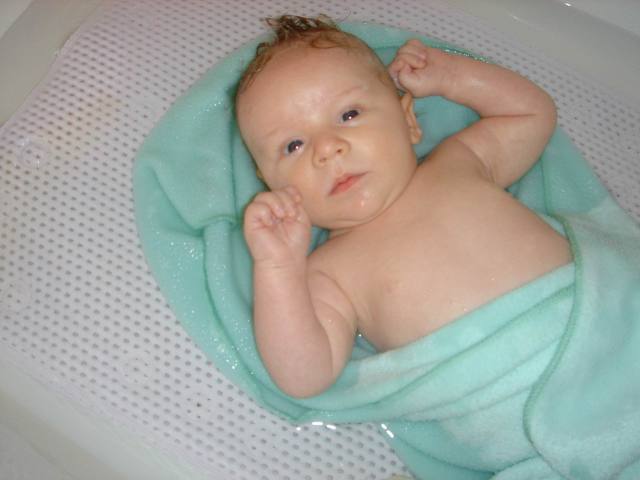 2005/05(May)/01(Ian)/640x480_2005-05-02-Ian-Visits-Grandma-06.JPG