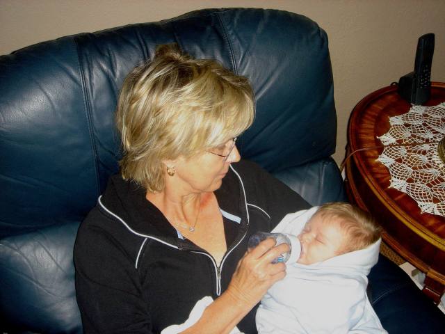 2005/05(May)/01(Ian)/640x480_2005-05-02-Ian-Visits-Grandma-12.JPG