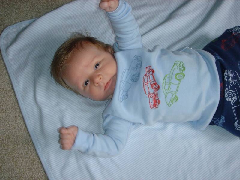 2005/05(May)/01(Ian)/800x600_2005-05-02-Ian-Visits-Grandma-00.JPG