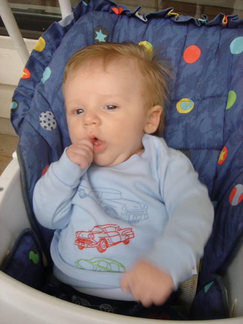 2005/05(May)/01(Ian)/800x600_2005-05-02-Ian-Visits-Grandma-09.JPG