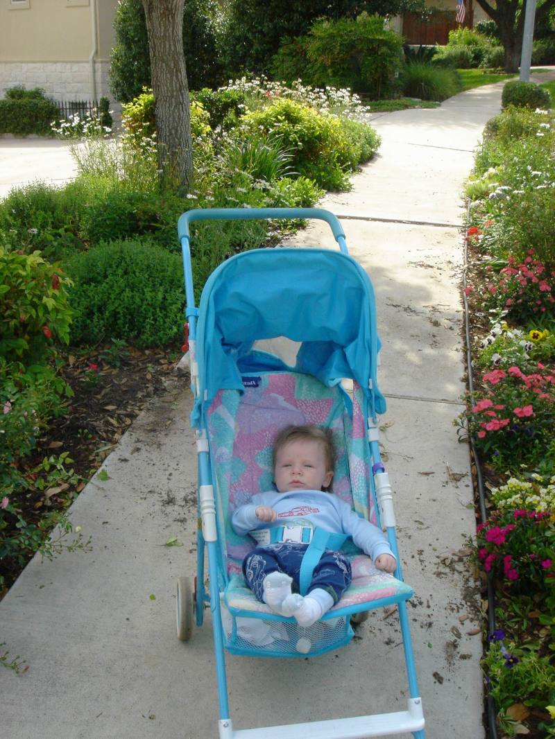 2005/05(May)/01(Ian)/800x600_2005-05-02-Ian-Visits-Grandma-14.JPG