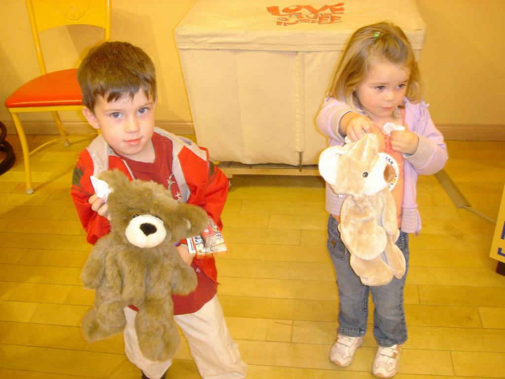 2005/05(May)/02(Dax4thBD-BuildABear)/1024x768_2005-05-04-Dax4thBD-BuildABear02.JPG