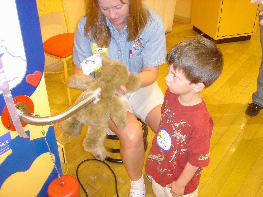 2005/05(May)/02(Dax4thBD-BuildABear)/1024x768_2005-05-04-Dax4thBD-BuildABear06.JPG