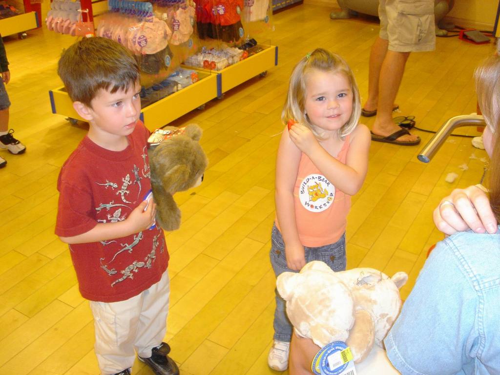 2005/05(May)/02(Dax4thBD-BuildABear)/1024x768_2005-05-04-Dax4thBD-BuildABear17.JPG