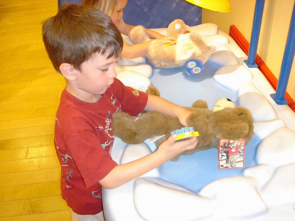 2005/05(May)/02(Dax4thBD-BuildABear)/1024x768_2005-05-04-Dax4thBD-BuildABear22.JPG