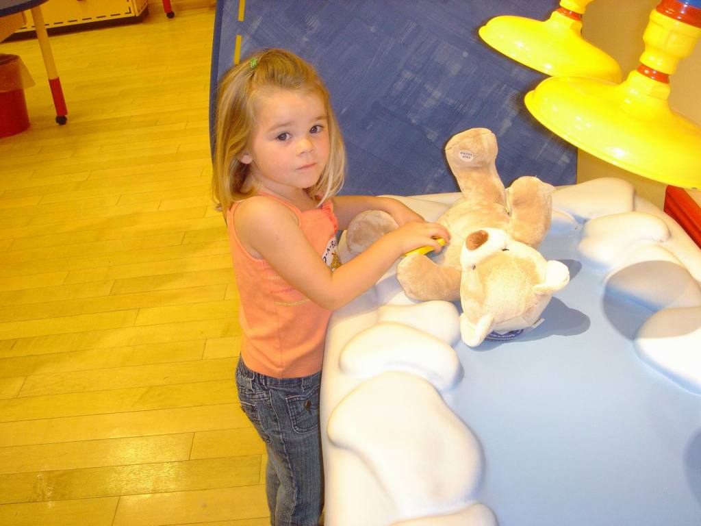 2005/05(May)/02(Dax4thBD-BuildABear)/1024x768_2005-05-04-Dax4thBD-BuildABear23.JPG