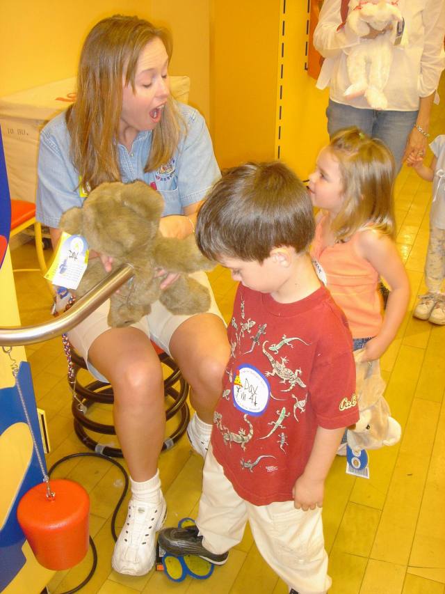 2005/05(May)/02(Dax4thBD-BuildABear)/640x480_2005-05-04-Dax4thBD-BuildABear05.JPG