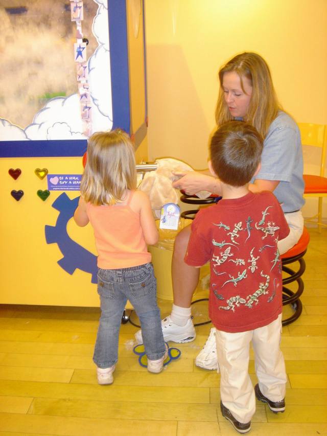 2005/05(May)/02(Dax4thBD-BuildABear)/640x480_2005-05-04-Dax4thBD-BuildABear13.JPG