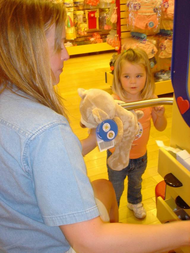 2005/05(May)/02(Dax4thBD-BuildABear)/640x480_2005-05-04-Dax4thBD-BuildABear14.JPG