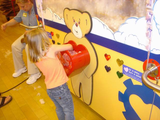 2005/05(May)/02(Dax4thBD-BuildABear)/640x480_2005-05-04-Dax4thBD-BuildABear15.JPG