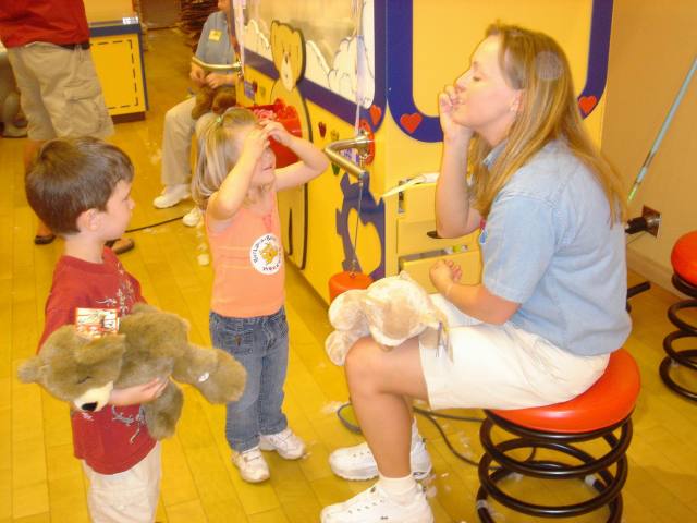 2005/05(May)/02(Dax4thBD-BuildABear)/640x480_2005-05-04-Dax4thBD-BuildABear16.JPG