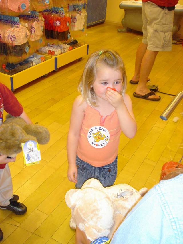 2005/05(May)/02(Dax4thBD-BuildABear)/640x480_2005-05-04-Dax4thBD-BuildABear18.JPG