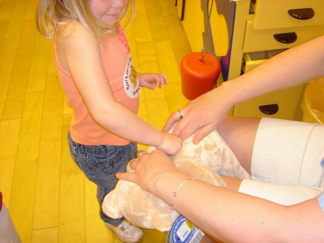 2005/05(May)/02(Dax4thBD-BuildABear)/640x480_2005-05-04-Dax4thBD-BuildABear20.JPG