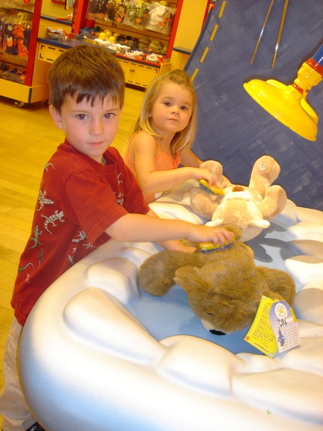 2005/05(May)/02(Dax4thBD-BuildABear)/640x480_2005-05-04-Dax4thBD-BuildABear21.JPG