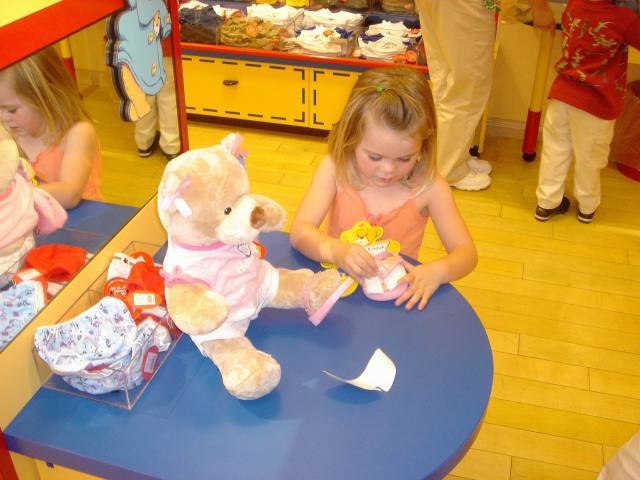 2005/05(May)/02(Dax4thBD-BuildABear)/640x480_2005-05-04-Dax4thBD-BuildABear26.JPG