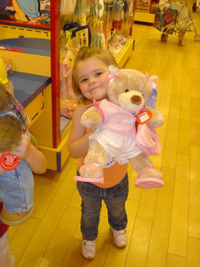 2005/05(May)/02(Dax4thBD-BuildABear)/640x480_2005-05-04-Dax4thBD-BuildABear28.JPG