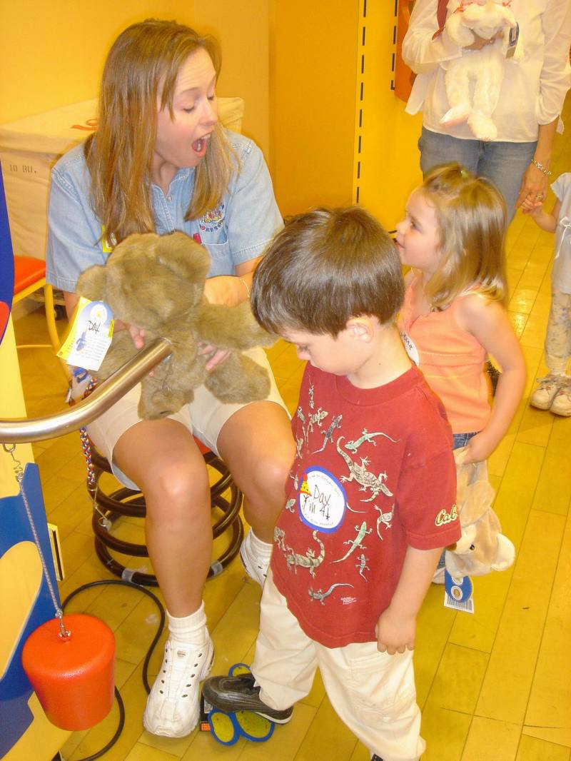 2005/05(May)/02(Dax4thBD-BuildABear)/800x600_2005-05-04-Dax4thBD-BuildABear05.JPG