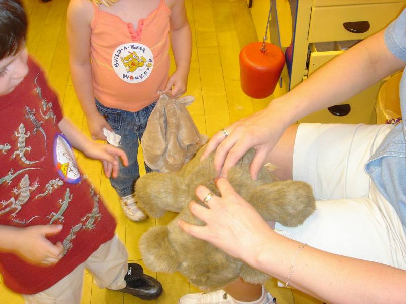 2005/05(May)/02(Dax4thBD-BuildABear)/800x600_2005-05-04-Dax4thBD-BuildABear11.JPG