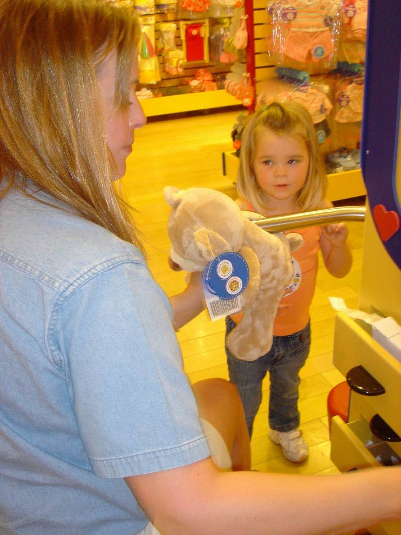 2005/05(May)/02(Dax4thBD-BuildABear)/800x600_2005-05-04-Dax4thBD-BuildABear14.JPG