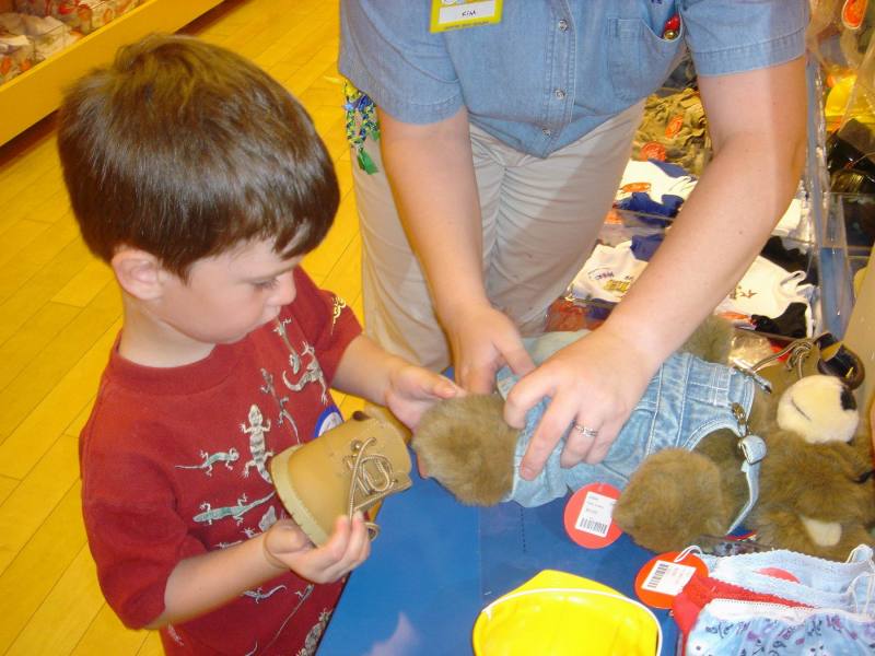 2005/05(May)/02(Dax4thBD-BuildABear)/800x600_2005-05-04-Dax4thBD-BuildABear24.JPG