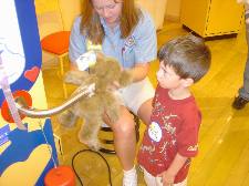2005-05-04-Dax4thBD-BuildABear06.JPG