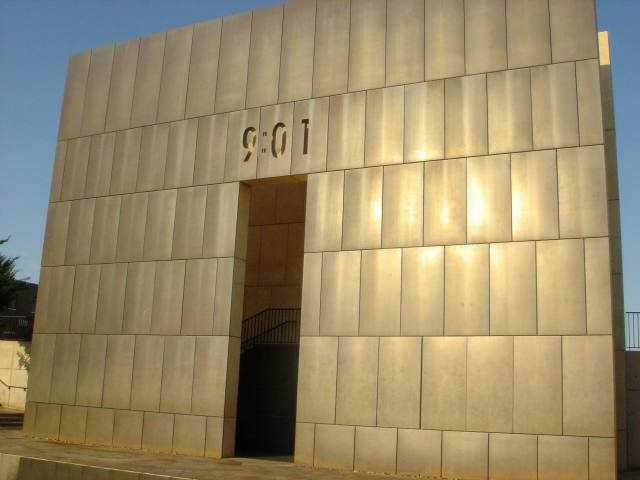 2005/07(July)/02(OklahomaCityMemorial)/640x480_2005-06-30-02.JPG