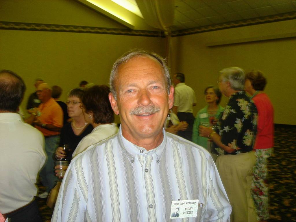 2005/07(July)/05(SDSMT-Reunion)/1024x768_2005-07-08-Ramkota-DSP-02.JPG