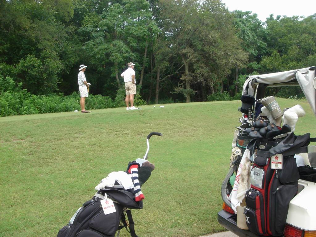 2005/08(Aug)/02(Travis-Golf)/1024x768_2005-08-28-Travis-35thBD-1.JPG