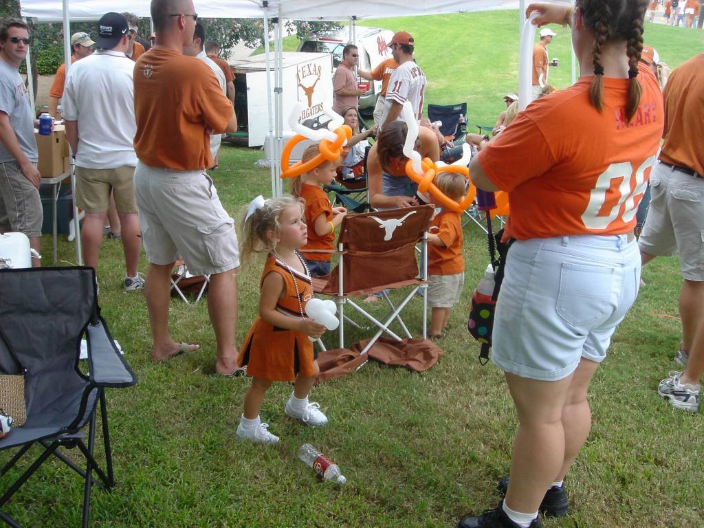2005/09(Sept)/02(TexasTailgaters)/1024x768_2005-09-03-Lafeyette-Game-05.JPG