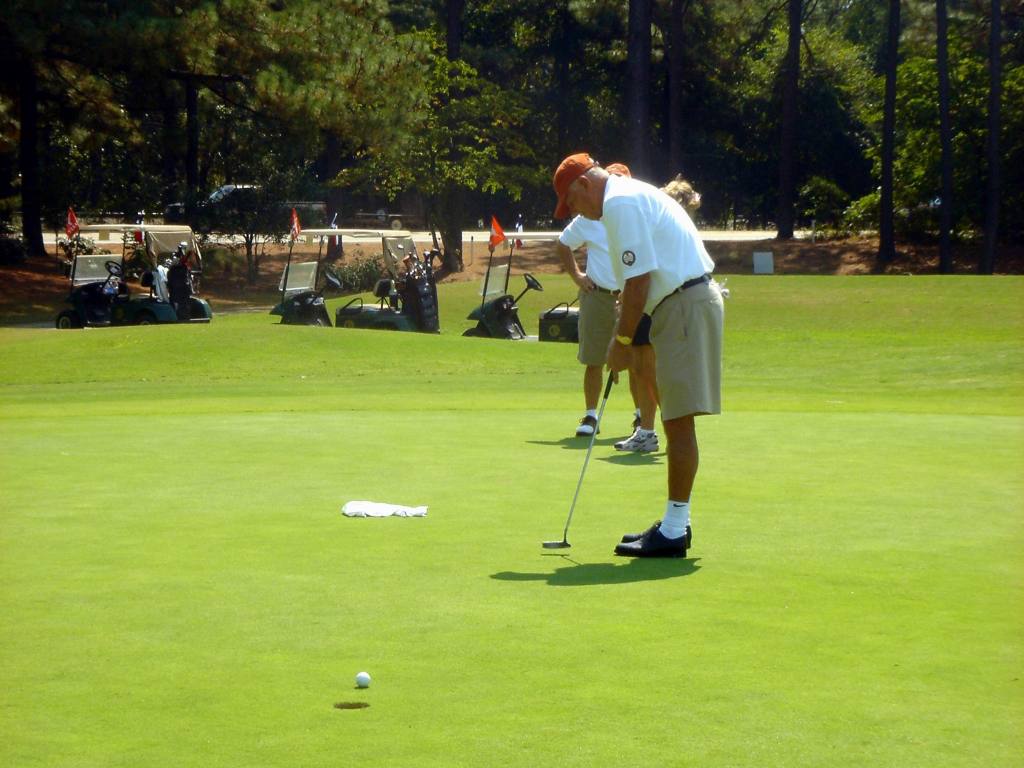 2005/09(Sept)/03(Pinehurst)/04(Round-3)/1024x768_2005-09-10-34-Round3-Course5.JPG